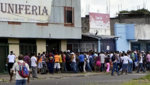 Pillage d'un supermarché à San Felix, dans l'Etat de Bolivar, au Venezuela, vendredi 31 juillet 2015. Les pénuries d'aliments ont augmenté alors que la crise économique dure, depuis la chute du cours du pétrole.