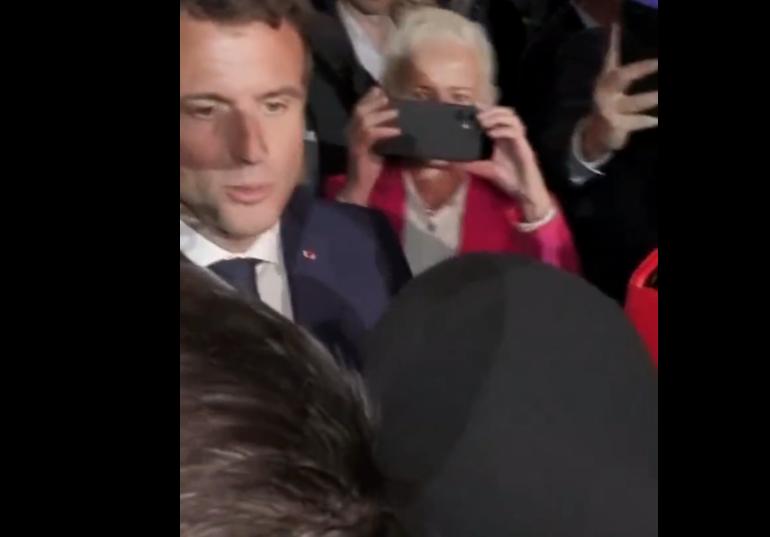 Emmanuel Macron Félicite Une Femme Voilée Et Féministe